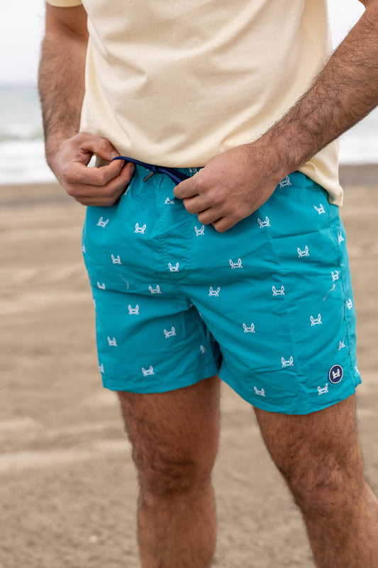 Detalle frontal bañador azul turquesa estampado. Bañador de hombre. bañador bermuda.