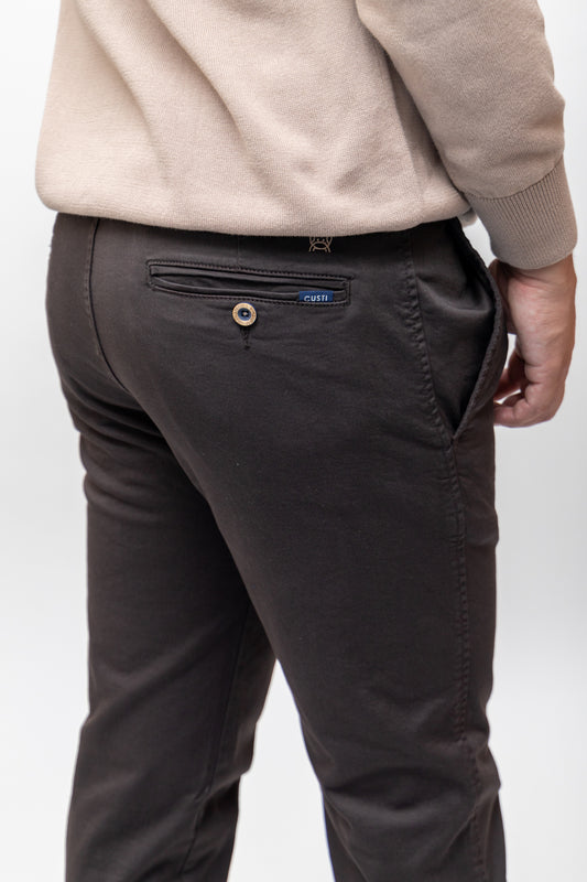 Pantalón Chino Elástico Marrón Chocolate | Jesulín