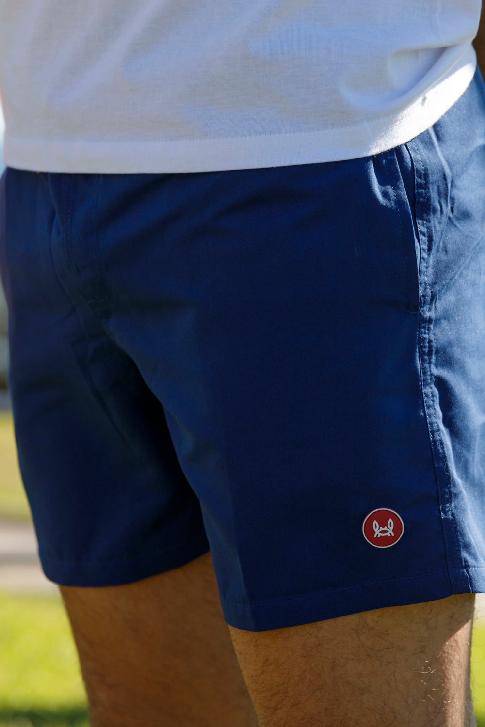 Bañador azul marino. Bañador de hombre, Bañador de estilo bermuda con logo pequeño CUSTIMIKELO