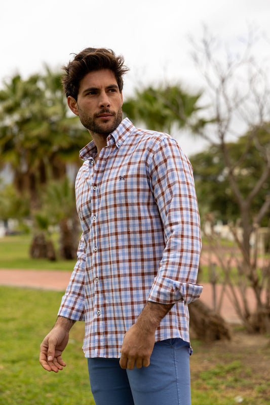 Camisa Lino Cuadro Marrón Celeste | Comillas