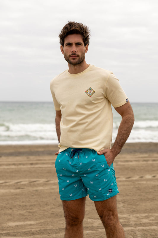 Chico con bañador azul turquesa estampado. Bañador de hombre. bañador bermuda. 