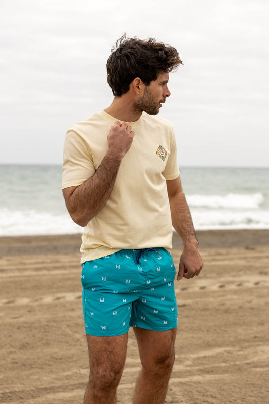 Chico atractivo con bañador azul turquesa estampado. Bañador de hombre. bañador bermuda. 